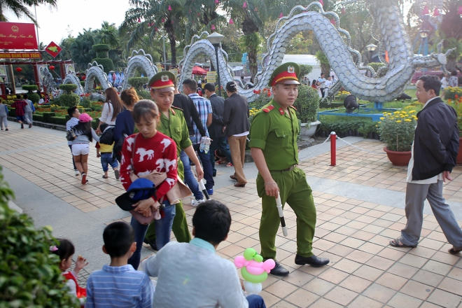 Lực lượng công an thường xuyên đi tuần tra trong công viên để đảm bảo an ninh trật tự, đề phòng cướp giật.