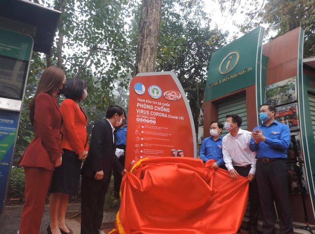 Sáng hôm qua (23/3), trạm rửa tay dã chiến đầu tiên tại khu vực Tượng đài Vua Lý Thái Tổ. Thành đoàn - Hội LHTN Việt Nam thành phố Hà Nội sẽ tiến hành lắp đặt 100 trạm rửa tay dã chiến trên địa bàn Thành phố.