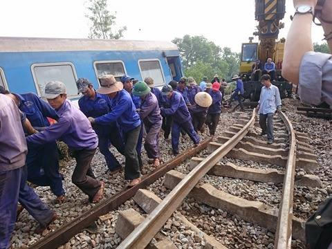 Tiếp tục khác phục đường ray bị cong vênh.