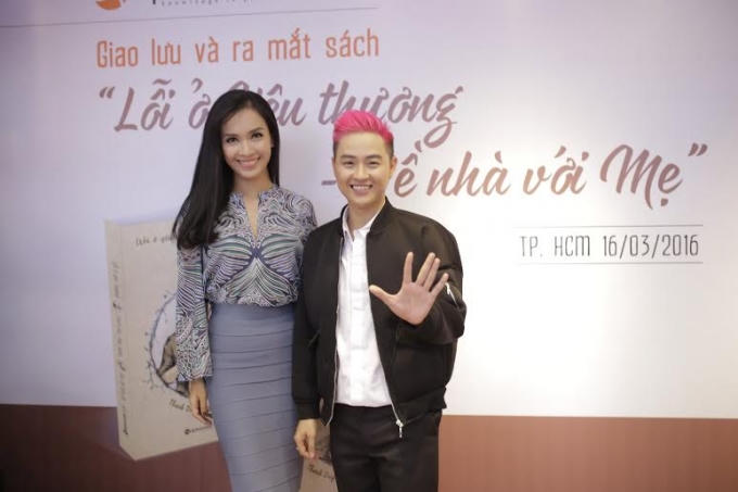 Nữ ca, nhạc sĩ Ái Phương và nam ca sĩ Thanh Duy tại buổi họp báo ra mắt sách (Ảnh: Hizo - Nguyễn Duy Lâm - Tâm Bùi)