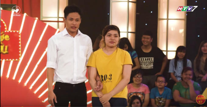 Tấn Lợi và vợ sắp cưới (ảnh cắt từ clip)