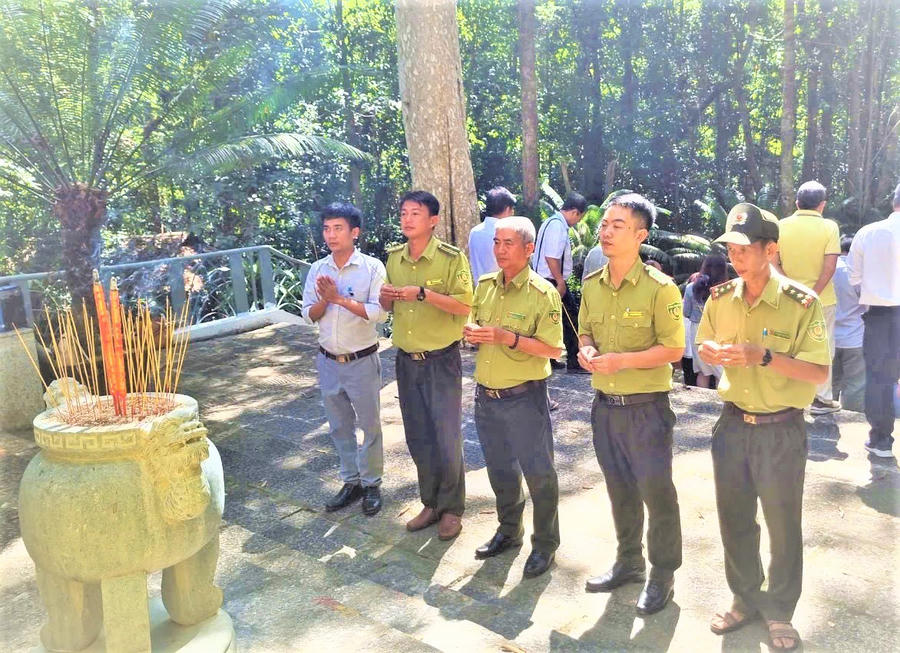 Lực lượng kiểm lâm Khu bảo tồn thiên nhiên - văn hoá Đồng Nai dâng hương tri ân các anh hùng liệt sĩ tại Di tích Trung ương Cục miền Nam