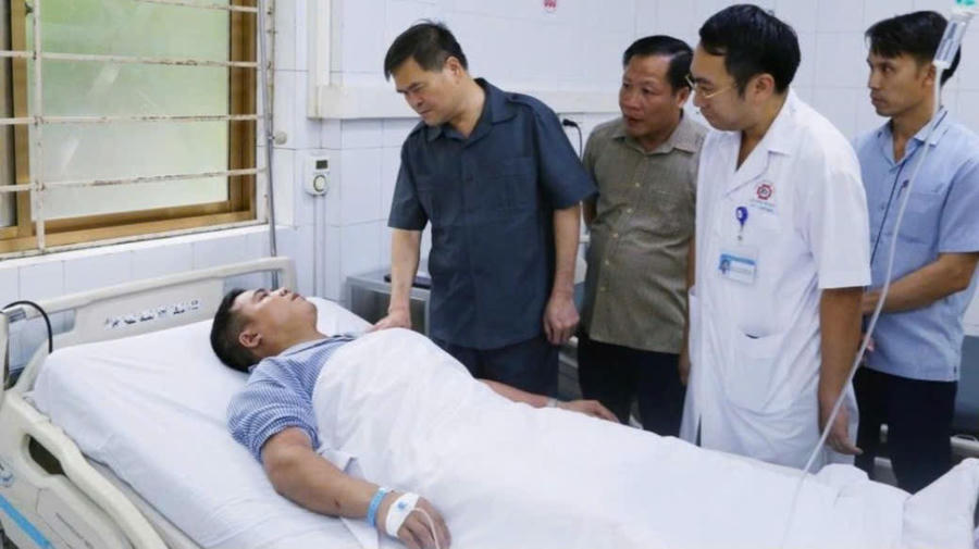 Lãnh đạo tỉnh Quảng Ninh thăm hỏi, động viên các công nhân bị thương.