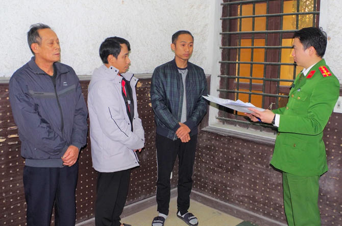 Cơ quan công an lấy lời khai 3 đối tượng bán giấy khám sức khỏe giả (Ảnh: Công an Hà Nam).