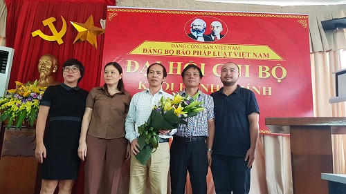 Chi ủy Khối Hành chính nhiệm kỳ 2017-2019 ra mắt Đại hội.