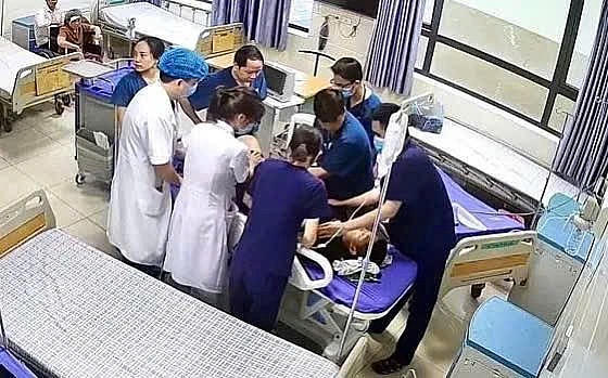 Các y bác sĩ cấp cứu cho bệnh nhi bị sốc phản vệ sau khi bị người nhà hành hung.