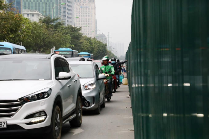 Từ ngày 1.1, Sở Giao thông Vận tải Hà Nội đã triển khai xén thảm cỏ, dải phân cách giữa để mở rộng đường vành đai 3 đoạn từ Mai Dịch đến cầu Dậu (kéo dài 8 km).