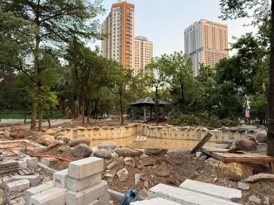 Suối nhân tạo đã hoàn thành phần bê tông cốt thép