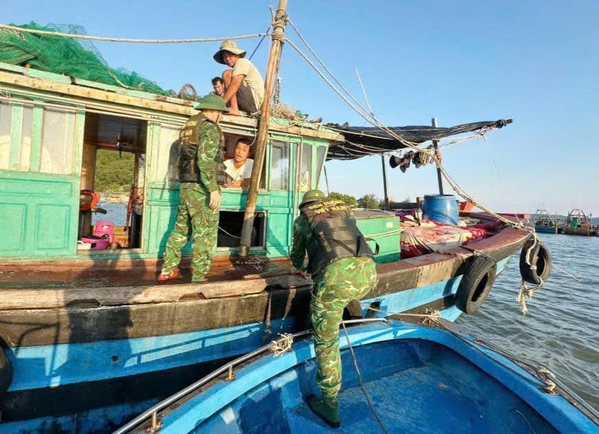 Bộ đội Biên phòng Quảng Ninh tuyên truyền cho ngư dân về diễn biến bão Ragasa.