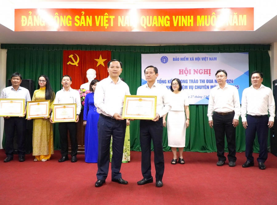 Ông Nguyễn An Long (bên phải), nhận Bằng khen của Thủ tướng Chính phủ đã có nhiều thành tích trong công tác từ năm 2019 - 2023.