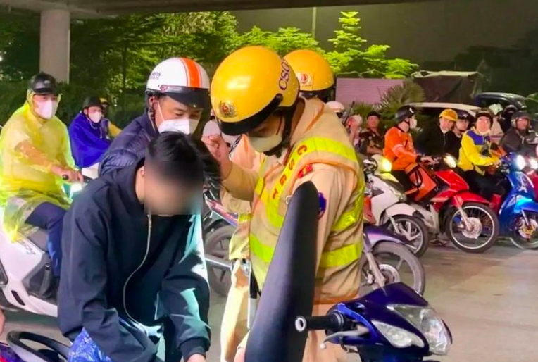 Nhiều nam thanh niên điều khiển xe không đổi mũ và mắc nhiều lỗi hỗn hợp.