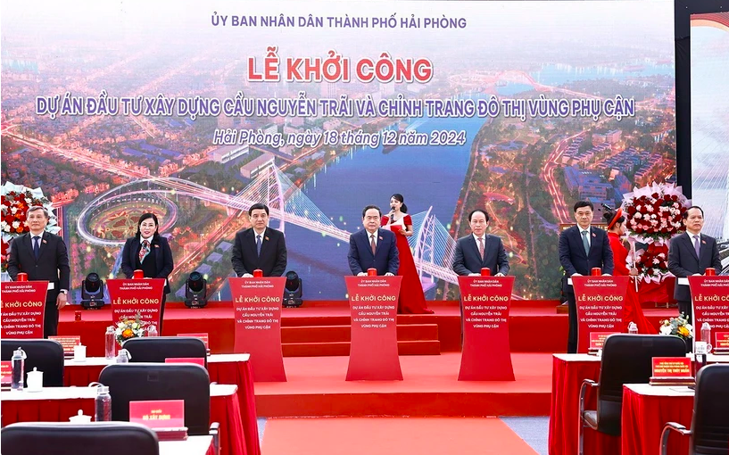Chủ tịch Quốc hội Trần Thanh Mẫn và đại biểu thực hiện nghi thức khởi công dự án. (Ảnh: Doãn Tấn/TTXVN)
