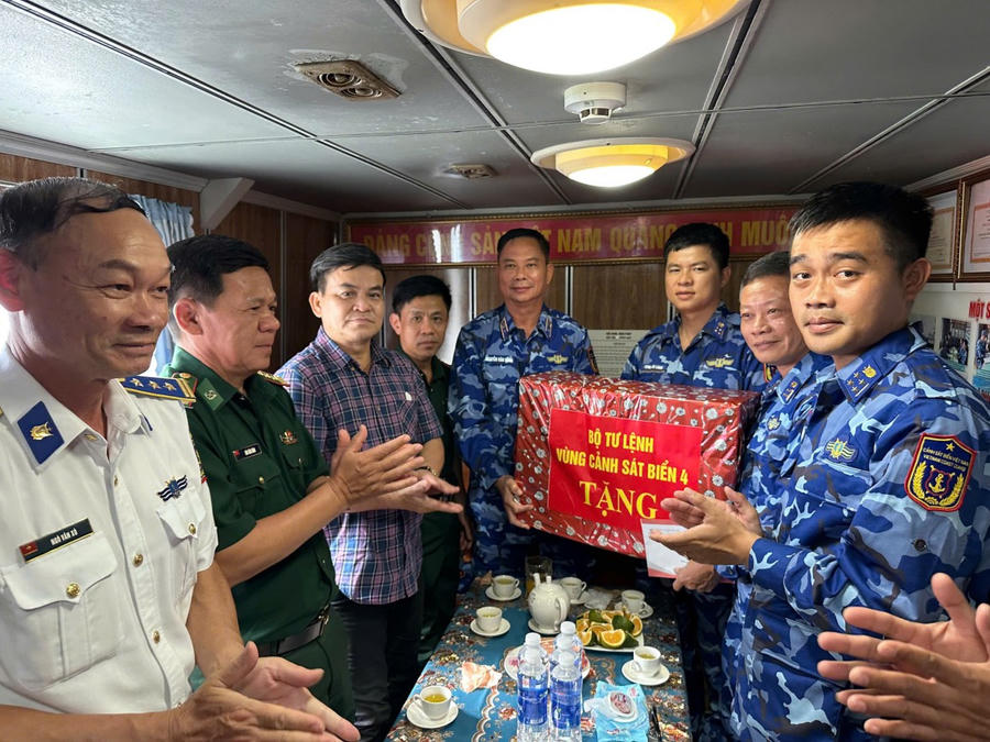 Thiếu tướng Nguyễn Văn Dũng - Chính ủy Vùng Cảnh sát biển 4 thăm, động viên, tặng quà cán bộ, chiến sĩ Tàu CSB 4035