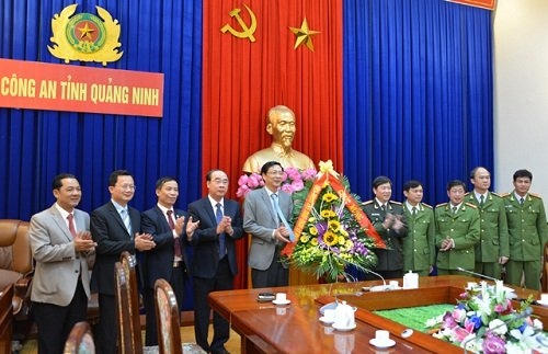 Bí thư Tỉnh ủy Nguyễn Văn Đọc tặng hoa biểu dương lực lượng triệt phá vụ đánh bạc “khủng” tại Đông Triều.