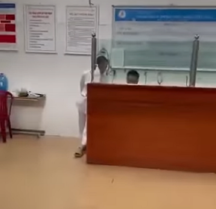 Kíp trực của Bệnh viện Đa khoa tỉnh Nam Định bị tố "phải đóng đủ tiền mới cấp cứu". Ảnh chụp màn hình