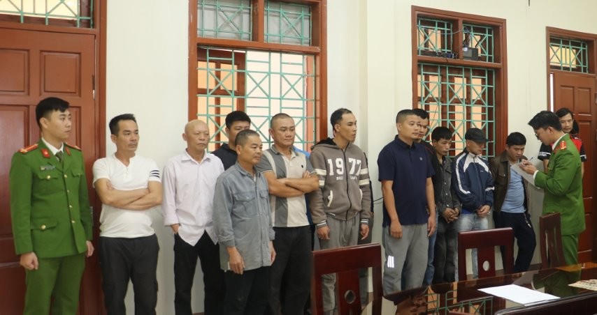 Nhóm đối tượng đánh bạc trong rừng sâu.