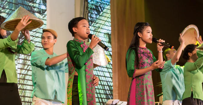 Thiêng Ngân và Hồ Văn Cường - con nuôi của ca sĩ Phi Nhung.