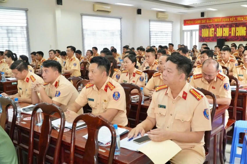 Các cán bộ chiến sĩ Phòng CSGT tham dự hội nghị.
					
				
			
			Các cán bộ chiến sĩ Phòng CSGT tham dự hội nghị.