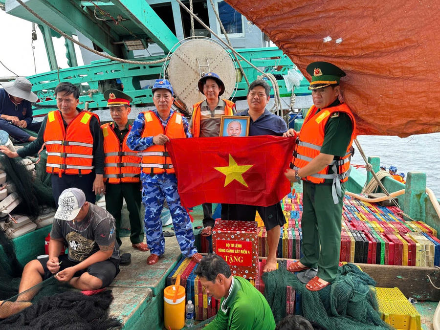 Đoàn công tác thăm, động viên, tặng Cờ Tổ quốc, ảnh Bác Hồ và quà cho bà con ngư dân làm ăn trên biển