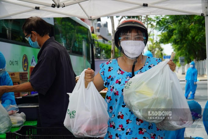 Để việc thanh toán diễn ra nhanh chóng, nhân viên tại đây đã hỗ trợ ghi đơn hàng cho khách. Được biết,