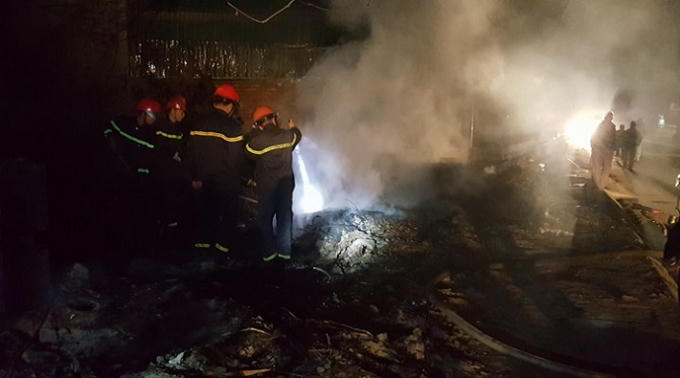 Lực lượng cứu hỏa, khống chế tận gốc đám cháy.