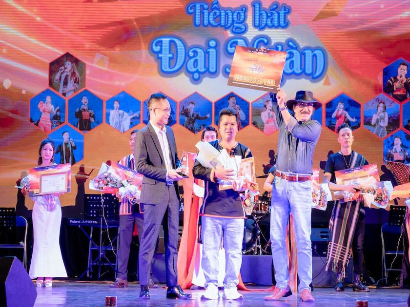 Hàng trên: Phó Tổng biên tập Trần Ngọc Hà - Trưởng Ban Tổ chức và Nhạc sĩ Nguyễn Cường - Trưởng Ban Giám khảo trao giải Nhất cho thí sinh K’So Sơn.