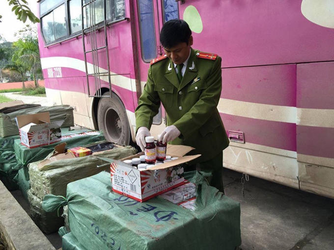 Cơ quan điều tra đang kiểm tra c&aacute;c th&ugrave;ng h&agrave;ng thu giữ từ xe kh&aacute;ch biển kiểm so&aacute;t&nbsp;98K-7228 để kiểm tra.