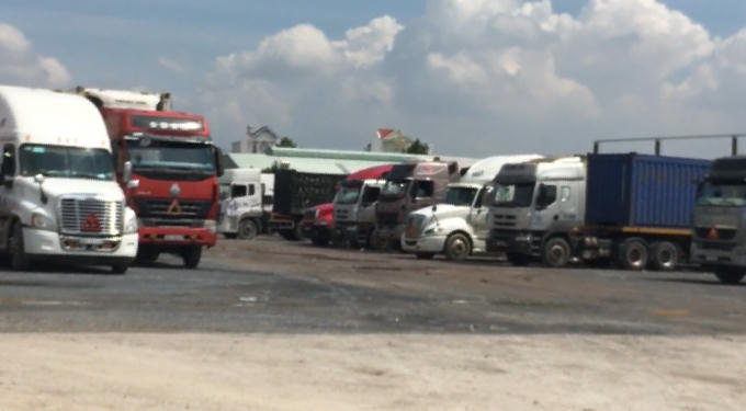 Tại khu vực bãi xe Thái Tuấn luôn có hàng trăm xe tải cỡ lớn, xe container các loại neo đậu.