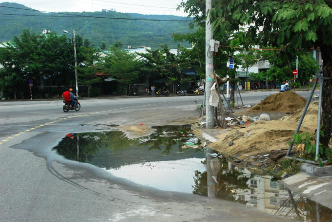 Khi trời mưa, nước đổ ra sát giữa đường, người lái xe phải lách sang làn xe cơ giới vì cát phủ hết mặt đường, dễ gây tai nạn khi phanh xe đột ngột.
