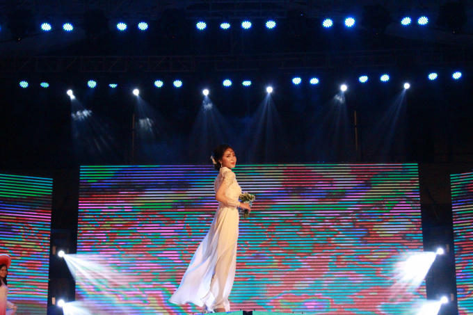Bùi Nguyễn Nhật Vy duyên dáng trong tà áo dài trắng.