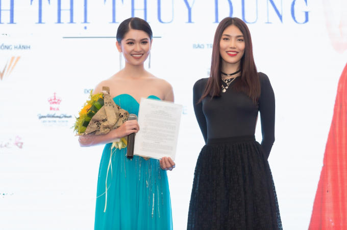 Trần Ngọc Lan Khuê đã trao giấy phép dự thi Hoa hậu Quốc tế 2017 cho Thuỳ Dung.