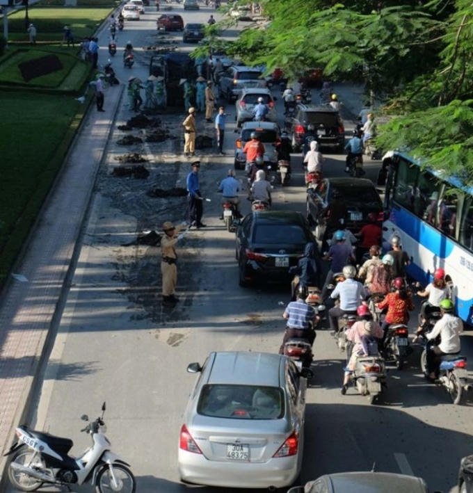 Lực lượng chức năng ph&acirc;n luồng giao th&ocirc;ng, giải tỏa &aacute;ch tắc&nbsp;(Ảnh: Đ&ocirc;ng Nam)