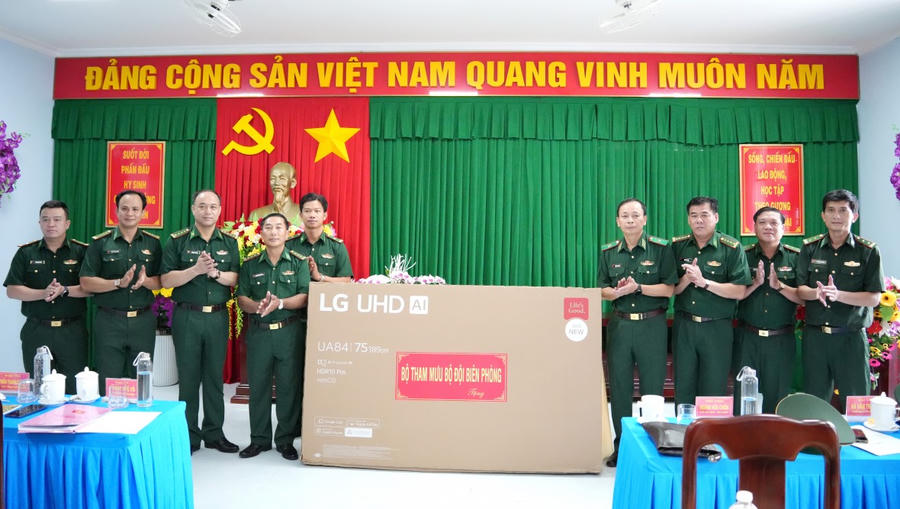 Dịp này, Bộ Tham mưu BĐBP đã trao tặng Đồn Biên phòng Hòn Chuối một tivi 75 inch phục vụ đời sống, sinh hoạt của cán bộ, chiến sĩ.