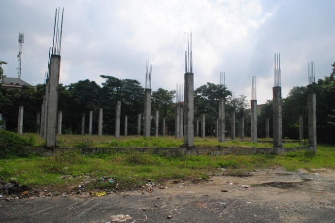 Dự án khu nhà nghỉ 7 tầng trong Khu vui chơi, giải trí du lịch Hồ Cửa Nam đến nay chỉ là những cọc bê tông trơ trọi giữa mưa nắng. Ảnh Duy Ngợi