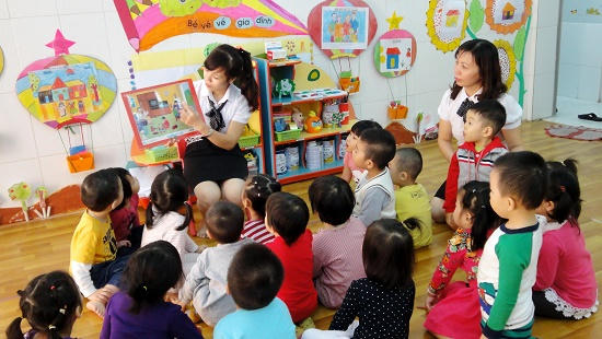 Bộ GD&ĐT đã yêu cầu các địa phương dừng ngay việc điều chuyển giáo viên phổ thông dôi dư xuống dạy bậc học mầm non khi chưa qua đào tạo. Ảnh: Công Lý