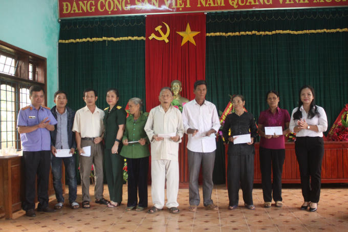 Trao quà cho gia đình chính sách, người có công với cách mạng có hoàn cảnh khó khăn.