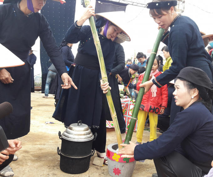 Hội thi giã bánh dày.