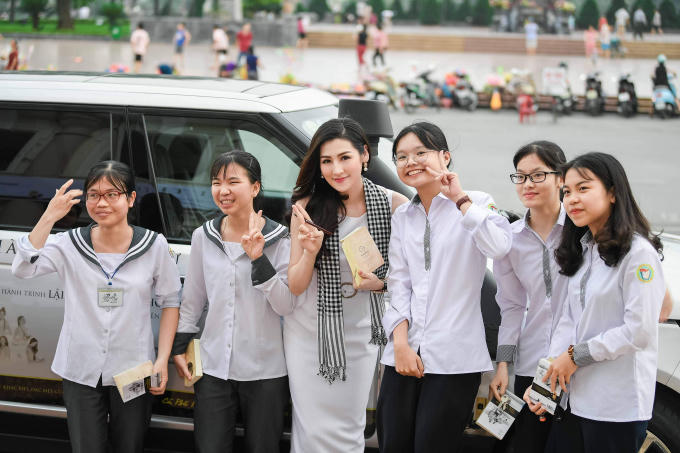 &Aacute; hậu T&uacute; Anh khoe v&oacute;c d&aacute;ng ho&agrave;n hảo sau sinh