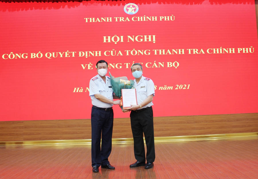 Tổng Thanh tra Chính phủ Đoàn Hồng Phong trao quyết định và tặng hoa chúc mừng tân Chánh Văn phòng Nguyễn Mạnh Hường. Ảnh: PH