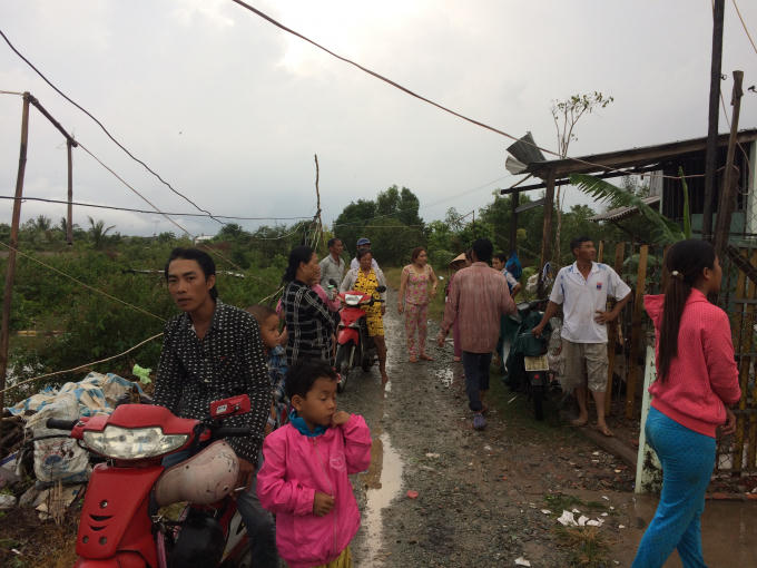 Người dân còn hoảng hốt khi cơn lốc vừa mới đi qua.
