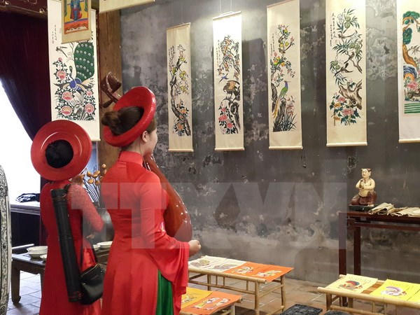 Trưng bày tranh dân gian tại đình Kim Ngân. Ảnh: Đinh Thuận/TTXVN.