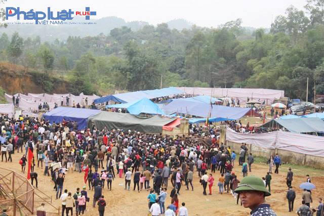 Sáng ngày 8/1 (AL) hàng nghìn từ nhiều nơi đã đến sân vận động xã Phù Ninh cổ vũ và