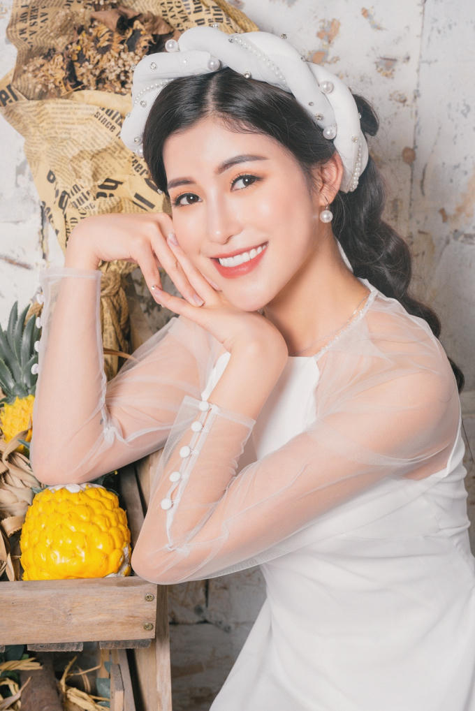Trong bộ ảnh, Ngọc Ánh diện trang phục áo dài cách tân, đội mấn mang vẻ đẹp hiện đại nhưng vẫn giữ được nét truyền thống. Với hai màu đỏ và trắng, màu sắc nổi bật trong những ngày Tết, Ngọc Ánh chọn cách trang điểm nhẹ nhàng, tự nhiên, với điểm nhấn là đôi môi hồng căng mộng tươi trẻ khiến người nhìn không khỏi "xuýt xoa" trước vẻ đẹp "thần tiên tỷ tỷ" của mình.