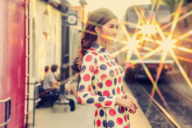 Quả đúng như lời chia sẻ của Ngọc Quyên, bà mẹ một con dường như không mấy bận tâm đến những chuyện đã qua. Cô buông bỏ tất cả để sống vui vẻ bên cậu con trai ba tuổi.