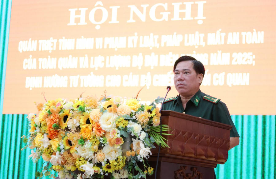 . Đại tá Nguyễn Văn Hiệp, Phó Chính ủy Bộ Chỉ huy Quân sự tỉnh, Chính ủy Ban Chỉ huy Bộ đội Biên phòng tỉnh định hướng tư tưởng cho cán bộ, chiến sĩ.