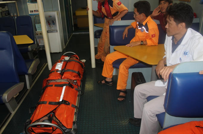 Tàu cứu hộ của Trung tâm 2 cứu hộ các ngư dân gặp tai nạn trên biển. (Ảnh minh họa)