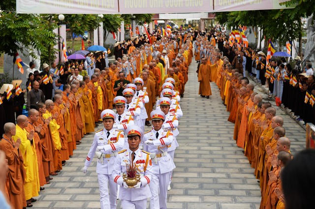 Gần 300 tăng sinh Học viện Phật giáo Việt Nam cùng về tham dự.