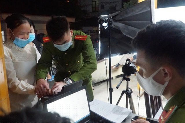 Người dân ở huyện Mèo Vạc (Hà Giang) đi làm thủ tục cấp căn cước công dân gắn chip. (Ảnh: Phi Hùng).