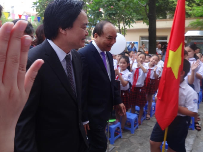 Ghi nhận tại trường Nguyễn Đình Chiểu, ngay từ rất sớm, khoảng 7h20 phút Thủ tướng Nguyễn Xuân Phúc đã có mặt tại trường để dự lễ khai giảng cùng học sinh và giáo viên của trường.