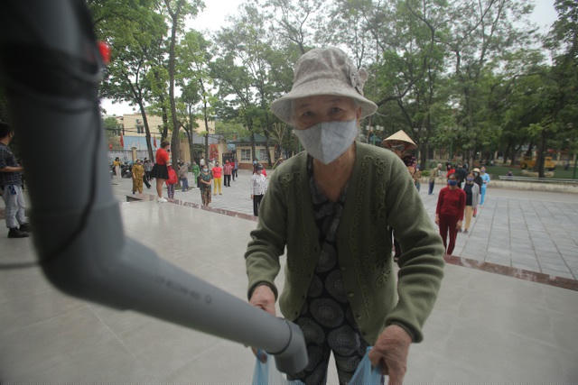 Theo ông Nguyễn Mạnh Hùng (55 tuổi, đại diện của chương trình), việc chia sẻ gạo hàng ngày với hi vọng sẽ giúp được người dân duy trì bữa ăn hàng ngày, vượt qua đại dịch Covid-19.